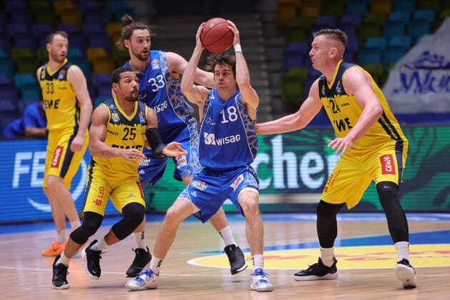 Fraport Skyliners - EWE Baskets Oldenburg, easyCredit BBL Joe Rahon (Fraport Skyliners, 18) wird von Phil Pressey (Oldenburg, 25) und Rasid Mahalbasic (Oldenburg, 24) angegriffen. Basketball-Spiel der easyCredit BBL zwischen den Fraport Skyliners und EWE Baskets Oldenburg am 2. Mai 2021 in der Fraport-Arena in Frankfurt am Main., Frankfurt am Main Hessen Deutschland Fraport-Arena