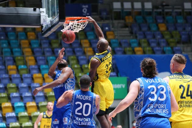 Paulding Rickey,(EWE Baskets Oldenburg, 23),Voeller Marco,(Fraport Skyliners, 33),Robertson Quantez,(Fraport Skyliners, 23),Moore Rasheed,(Fraport Skyliners, 20), , GER, Basketball,Fraport Skyliners - EWE Baskets Oldenburg, 02.05.2021, Frankfurt Copyright: xEibner-Pressefoto UlrichxScherbaumx EP_usm