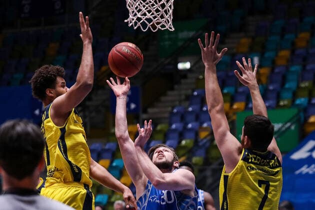 02.05.2021, xmkx, Basketball easyCredit BBL, Fraport Skyliners - EWE Baskets Oldenburg v.l. Norris Agbakoko (EWE Baskets Oldenburg), Jon Axel Gudmundsson (Fraport Skyliners), Sebastian Herrera (EWE Baskets Oldenburg) (DFL DFB REGULATIONS PROHIBIT ANY USE OF PHOTOGRAPHS as IMAGE SEQUENCES and or QUASI-VIDEO) emspor Frankfurt am Main