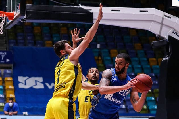 02.05.2021, xmkx, Basketball easyCredit BBL, Fraport Skyliners - EWE Baskets Oldenburg v.l. Sebastian Herrera (EWE Baskets Oldenburg), Rasheed Moore (Fraport Skyliners) (DFL DFB REGULATIONS PROHIBIT ANY USE OF PHOTOGRAPHS as IMAGE SEQUENCES and or QUASI-VIDEO) emspor Frankfurt am Main