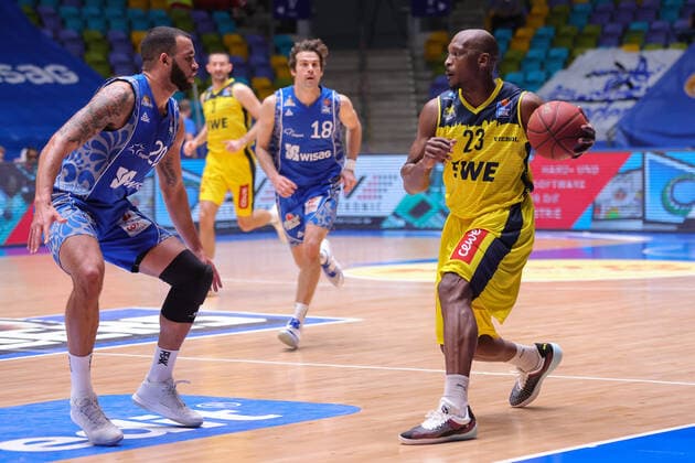 Fraport Skyliners - EWE Baskets Oldenburg, easyCredit BBL Rickey Paulding (Oldenburg, 23) wird von Rasheed Moore (Fraport Skyliners, 20) angegriffen. Basketball-Spiel der easyCredit BBL zwischen den Fraport Skyliners und EWE Baskets Oldenburg am 2. Mai 2021 in der Fraport-Arena in Frankfurt am Main., Frankfurt am Main Hessen Deutschland Fraport-Arena