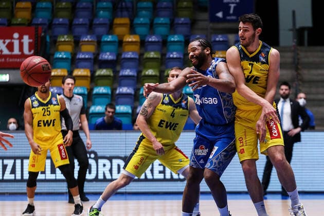 Sport Bilder des Tages 02.05.2021, xmkx, Basketball easyCredit BBL, Fraport Skyliners - EWE Baskets Oldenburg v.l. Quantez Robertson (Fraport Skyliners), Sebastian Herrera (EWE Baskets Oldenburg) (DFL DFB REGULATIONS PROHIBIT ANY USE OF PHOTOGRAPHS as IMAGE SEQUENCES and or QUASI-VIDEO) emspor Frankfurt am Main