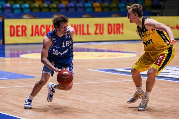 02.05.2021, xmkx, Basketball easyCredit BBL, Fraport Skyliners - EWE Baskets Oldenburg v.l. Joe Rahon (Fraport Skyliners), Jacob Hollatz (EWE Baskets Oldenburg) (DFL DFB REGULATIONS PROHIBIT ANY USE OF PHOTOGRAPHS as IMAGE SEQUENCES and or QUASI-VIDEO) emspor Frankfurt am Main