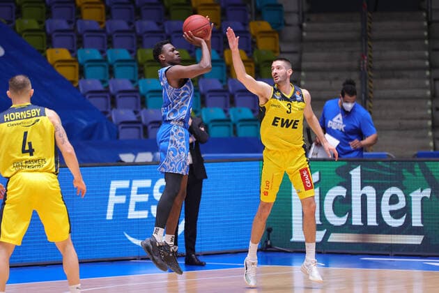 Fraport Skyliners - EWE Baskets Oldenburg, easyCredit BBL Distanzwurf von Joshua Bonga (Fraport Skyliners, 17) gegen Braydon Hobbs (Oldenburg, 3). Basketball-Spiel der easyCredit BBL zwischen den Fraport Skyliners und EWE Baskets Oldenburg am 2. Mai 2021 in der Fraport-Arena in Frankfurt am Main., Frankfurt am Main Hessen Deutschland Fraport-Arena