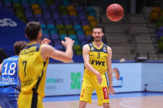 Fraport Skyliners - EWE Baskets Oldenburg, easyCredit BBL Pass von Braydon Hobbs (Oldenburg, 3) auf Sebastian Herrera (Oldenburg, 7). Basketball-Spiel der easyCredit BBL zwischen den Fraport Skyliners und EWE Baskets Oldenburg am 2. Mai 2021 in der Fraport-Arena in Frankfurt am Main., Frankfurt am Main Hessen Deutschland Fraport-Arena
