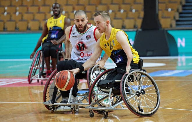02.05.2021, xovx, Rollstuhlbasketball Champions Cup 2021, Spiel um Platz 3, , Bidaideak Bilbao BSR - CD Ilunion Madrid v.l. Jordi Ruiz (Bidaideak Bilbao BSR), Gregg Warburton (CD Ilunion Madrid) Wetzlar Rittal-Arena Hessen Deutschland (DE)