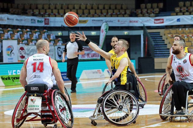 02.05.2021, xovx, Rollstuhlbasketball Champions Cup 2021, Spiel um Platz 3, , Bidaideak Bilbao BSR - CD Ilunion Madrid v.l. David Mouriz (Bidaideak Bilbao BSR), Gregg Warburton (CD Ilunion Madrid), Jordi Ruiz (Bidaideak Bilbao BSR) Wetzlar Rittal-Arena Hessen Deutschland (DE)