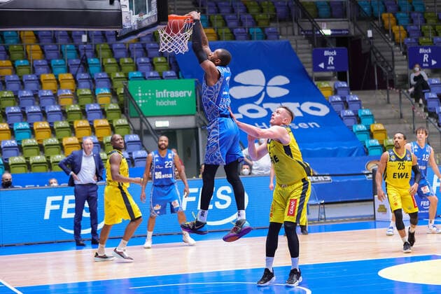 Fraport Skyliners - EWE Baskets Oldenburg, easyCredit BBL Dunking von Kamari Murphy (Fraport Skyliners, 21) gegen Rasid Mahalbasic (Oldenburg, 24). Basketball-Spiel der easyCredit BBL zwischen den Fraport Skyliners und EWE Baskets Oldenburg am 2. Mai 2021 in der Fraport-Arena in Frankfurt am Main., Frankfurt am Main Hessen Deutschland Fraport-Arena