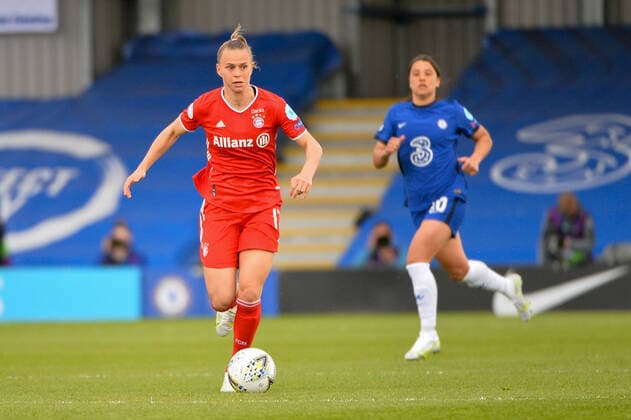 Klara Bühl (FCB, 17) mit Ball am Fuss, 02.05.2021, London, Fussball, UEFA Women s Champions League, Chelsea FC - FC Bayern München