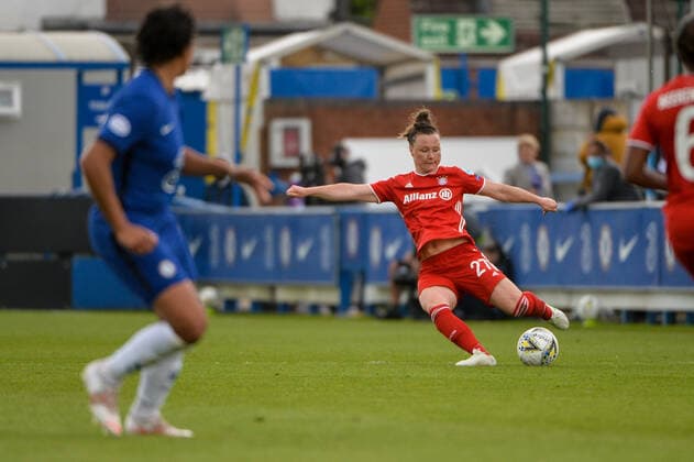 Marina Hegering (FCB, 27) mit ball am Fuss, 02.05.2021, London, Fussball, UEFA Women s Champions League, Chelsea FC - FC Bayern München