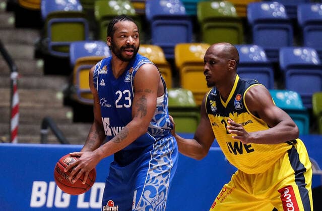 02.05.2021, xmkx, Basketball easyCredit BBL, Fraport Skyliners - EWE Baskets Oldenburg v.l. Quantez Robertson (Fraport Skyliners), Rickey Paulding (EWE Baskets Oldenburg) (DFL DFB REGULATIONS PROHIBIT ANY USE OF PHOTOGRAPHS as IMAGE SEQUENCES and or QUASI-VIDEO) emspor Frankfurt am Main