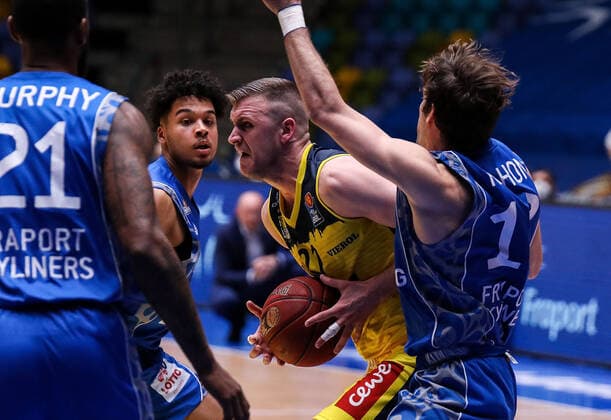 02.05.2021, xmkx, Basketball easyCredit BBL, Fraport Skyliners - EWE Baskets Oldenburg v.l. Kamari Murphy (Fraport Skyliners), Maximilian Begue (Fraport Skyliners), Tomislav Gabric (EWE Baskets Oldenburg), Joe Rahon (Fraport Skyliners) (DFL DFB REGULATIONS PROHIBIT ANY USE OF PHOTOGRAPHS as IMAGE SEQUENCES and or QUASI-VIDEO) emspor Frankfurt am Main