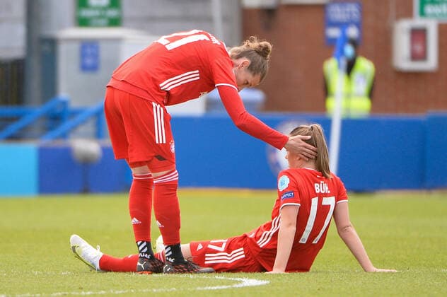 Simone Laudehr (FCB, 21) tröstet Klara Bühl (FCB, 17), 02.05.2021, London, 02.05.2021, London, Fussball, UEFA Women s Champions League, Chelsea FC - FC Bayern München