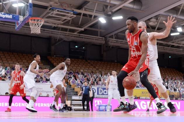 JaJuan Johnson (FC Bayern Muenchen) (vorne, am Ball), Akeem Vargas (BG Goettingen) (R) , Basketball, Bundesliga, BBL, BG Goettingen - FC Bayern Muenchen, 02.05.2021, BG Goettingen - FC Bayern Muenchen, Basketball, Bundesliga, GER, BBL, 02.05.2021 Goettingen Copyright: xEibner-Pressefotox-xRolandxSippelx