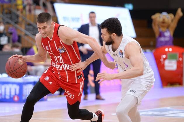 Diego Flaccadori (FC Bayern Muenchen) (am ball) und Luke Nelson (BG Goettingen) , Basketball, Bundesliga, BBL, BG Goettingen - FC Bayern Muenchen, 02.05.2021, BG Goettingen - FC Bayern Muenchen, Basketball, Bundesliga, GER, BBL, 02.05.2021 Goettingen Copyright: xEibner-Pressefotox-xRolandxSippelx