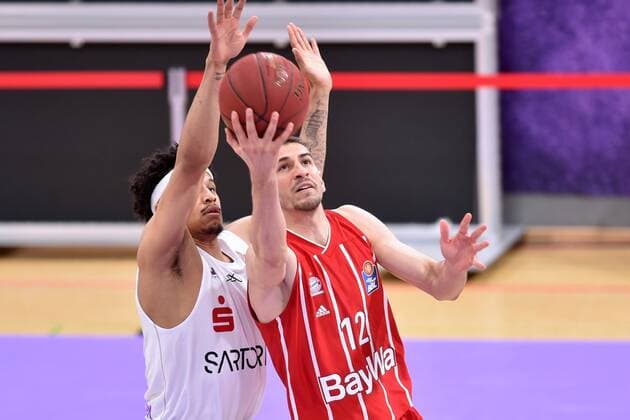 Diego Flaccadori (FC Bayern Muenchen) (am Ball), Nelson Weidemann (BG Goettingen) (L) , Basketball, Bundesliga, BBL, BG Goettingen - FC Bayern Muenchen, 02.05.2021, BG Goettingen - FC Bayern Muenchen, Basketball, Bundesliga, GER, BBL, 02.05.2021 Goettingen Copyright: xEibner-Pressefotox-xRolandxSippelx