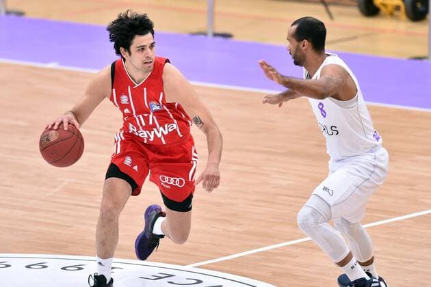 Erol Ersek (FC Bayern Muenchen) und Akeem Vargas (BG Goettingen) , Basketball, Bundesliga, BBL, BG Goettingen - FC Bayern Muenchen, 02.05.2021, BG Goettingen - FC Bayern Muenchen, Basketball, Bundesliga, GER, BBL, 02.05.2021 Goettingen Copyright: xEibner-Pressefotox-xRolandxSippelx