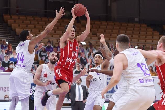 Erol Ersek (FC Bayern Muenchen) (am Ball), Akeem Vargas (BG Goettingen) (L, hinten), Nelson Weidemann (BG Goettingen) (hinten), Aubrey Dawkins (BG Goettingen) (L), Rihards Lomazs (BG Goettingen) (vorne) , Basketball, Bundesliga, BBL, BG Goettingen - FC Bayern Muenchen, 02.05.2021, BG Goettingen - FC Bayern Muenchen, Basketball, Bundesliga, GER, BBL, 02.05.2021 Goettingen Copyright: xEibner-Pressefotox-xRolandxSippelx
