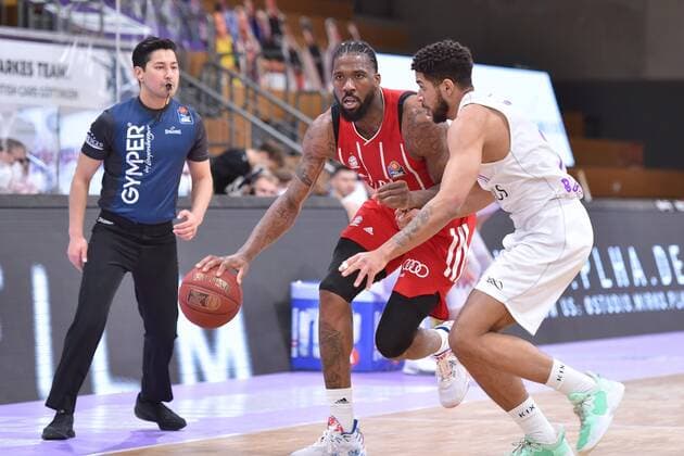 Jalen Reynolds (FC Bayern Muenchen) (am Ball), Marvin Omuvwie (BG Goettingen) (R) , Basketball, Bundesliga, BBL, BG Goettingen - FC Bayern Muenchen, 02.05.2021, BG Goettingen - FC Bayern Muenchen, Basketball, Bundesliga, GER, BBL, 02.05.2021 Goettingen Copyright: xEibner-Pressefotox-xRolandxSippelx