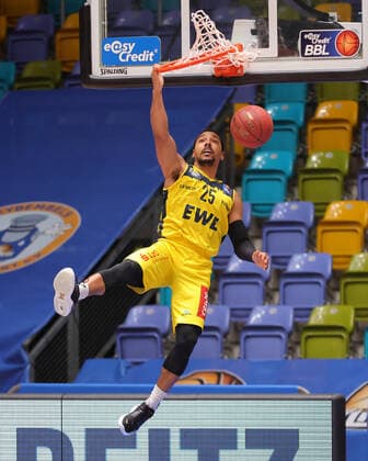 Fraport Skyliners - EWE Baskets Oldenburg, easyCredit BBL Dunking von Phil Pressey (Oldenburg, 25). Basketball-Spiel der easyCredit BBL zwischen den Fraport Skyliners und EWE Baskets Oldenburg am 2. Mai 2021 in der Fraport-Arena in Frankfurt am Main., Frankfurt am Main Hessen Deutschland Fraport-Arena