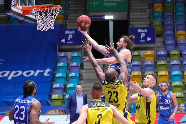 Fraport Skyliners - EWE Baskets Oldenburg, easyCredit BBL Marco Voeller (Fraport Skyliners, 33) mit einem Korb gegen Rickey Paulding (Oldenburg, 23). Basketball-Spiel der easyCredit BBL zwischen den Fraport Skyliners und EWE Baskets Oldenburg am 2. Mai 2021 in der Fraport-Arena in Frankfurt am Main., Frankfurt am Main Hessen Deutschland Fraport-Arena