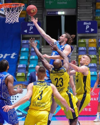 Fraport Skyliners - EWE Baskets Oldenburg, easyCredit BBL Marco Voeller (Fraport Skyliners, 33) mit einem Korb gegen Rickey Paulding (Oldenburg, 23). Basketball-Spiel der easyCredit BBL zwischen den Fraport Skyliners und EWE Baskets Oldenburg am 2. Mai 2021 in der Fraport-Arena in Frankfurt am Main., Frankfurt am Main Hessen Deutschland Fraport-Arena