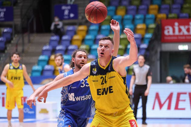 Fraport Skyliners - EWE Baskets Oldenburg, easyCredit BBL Rasid Mahalbasic (Oldenburg, 24) vor Marco Voeller (Fraport Skyliners, 33). Basketball-Spiel der easyCredit BBL zwischen den Fraport Skyliners und EWE Baskets Oldenburg am 2. Mai 2021 in der Fraport-Arena in Frankfurt am Main., Frankfurt am Main Hessen Deutschland Fraport-Arena