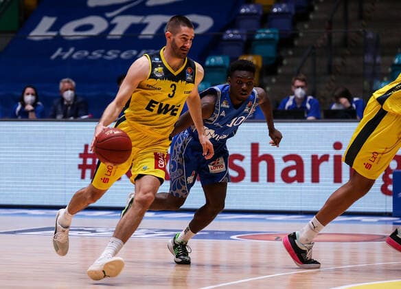 02.05.2021, xmkx, Basketball easyCredit BBL, Fraport Skyliners - EWE Baskets Oldenburg v.l. Braydon Hobbs (EWE Baskets Oldenburg), Alvin Oniya (Fraport Skyliners) (DFL DFB REGULATIONS PROHIBIT ANY USE OF PHOTOGRAPHS as IMAGE SEQUENCES and or QUASI-VIDEO) emspor Frankfurt am Main