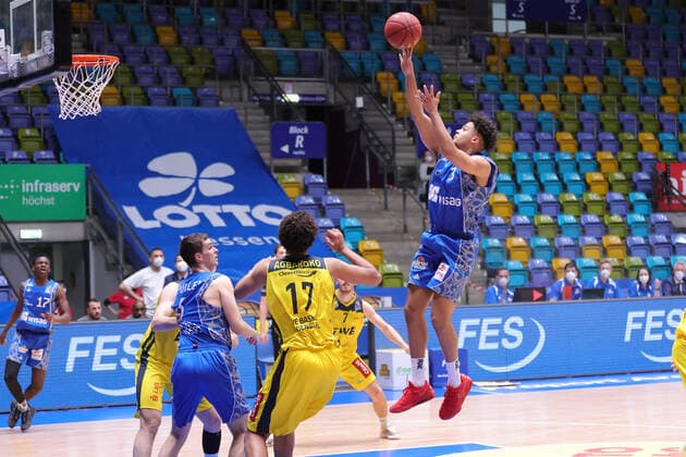 Fraport Skyliners - EWE Baskets Oldenburg, easyCredit BBL Distanzwurf von Maximilian Begue (Fraport Skyliners, 3), links unter dem Korb lauert Leon Puellen (Fraport Skyliners, 5). Basketball-Spiel der easyCredit BBL zwischen den Fraport Skyliners und EWE Baskets Oldenburg am 2. Mai 2021 in der Fraport-Arena in Frankfurt am Main., Frankfurt am Main Hessen Deutschland Fraport-Arena