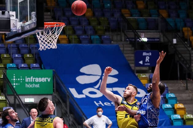 02.05.2021, xmkx, Basketball easyCredit BBL, Fraport Skyliners - EWE Baskets Oldenburg v.l. Keith Hornsby (EWE Baskets Oldenburg), Quantez Robertson (Fraport Skyliners) (DFL DFB REGULATIONS PROHIBIT ANY USE OF PHOTOGRAPHS as IMAGE SEQUENCES and or QUASI-VIDEO) emspor Frankfurt am Main
