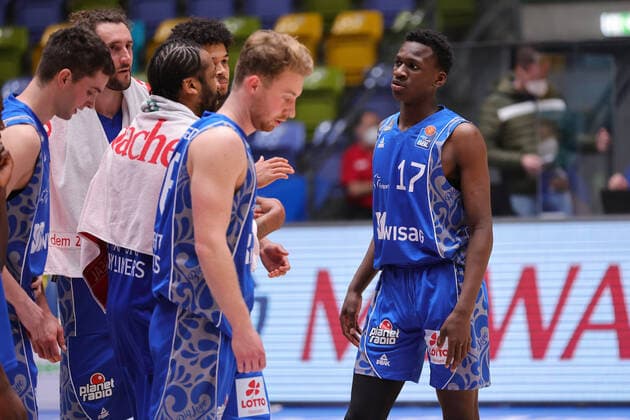Fraport Skyliners - EWE Baskets Oldenburg, easyCredit BBL Joshua Bonga (Fraport Skyliners, 17) und seine Mitspieler verlassen das Spielfeld. Basketball-Spiel der easyCredit BBL zwischen den Fraport Skyliners und EWE Baskets Oldenburg am 2. Mai 2021 in der Fraport-Arena in Frankfurt am Main., Frankfurt am Main Hessen Deutschland Fraport-Arena