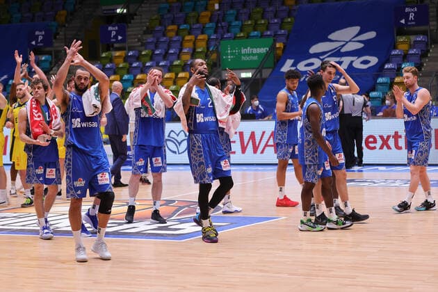 Fraport Skyliners - EWE Baskets Oldenburg, easyCredit BBL Die Spieler der Fraport Skyliners verabschieden sich vom Publikum. Basketball-Spiel der easyCredit BBL zwischen den Fraport Skyliners und EWE Baskets Oldenburg am 2. Mai 2021 in der Fraport-Arena in Frankfurt am Main., Frankfurt am Main Hessen Deutschland Fraport-Arena