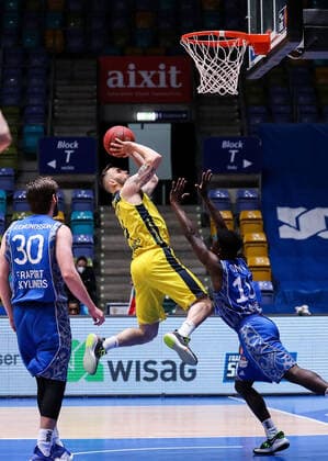 02.05.2021, xmkx, Basketball easyCredit BBL, Fraport Skyliners - EWE Baskets Oldenburg v.l. Jon Axel Gudmundsson (Fraport Skyliners), Keith Hornsby (EWE Baskets Oldenburg), Alvin Oniya (Fraport Skyliners) (DFL DFB REGULATIONS PROHIBIT ANY USE OF PHOTOGRAPHS as IMAGE SEQUENCES and or QUASI-VIDEO) emspor Frankfurt am Main