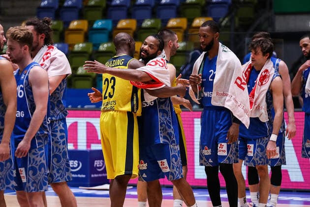 02.05.2021, xmkx, Basketball easyCredit BBL, Fraport Skyliners - EWE Baskets Oldenburg v.l. Rickey Paulding (EWE Baskets Oldenburg), Quantez Robertson (Fraport Skyliners) nach Abpfiff (DFL DFB REGULATIONS PROHIBIT ANY USE OF PHOTOGRAPHS as IMAGE SEQUENCES and or QUASI-VIDEO) emspor Frankfurt am Main