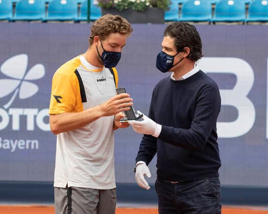 Dr. Fabian Tross gratuliert dem Finaiisten Jan-Lennard Struff (GER) Herren Einzel, Siegerehrung, Praesentation Copyright: xJuergenxHasenkopfx