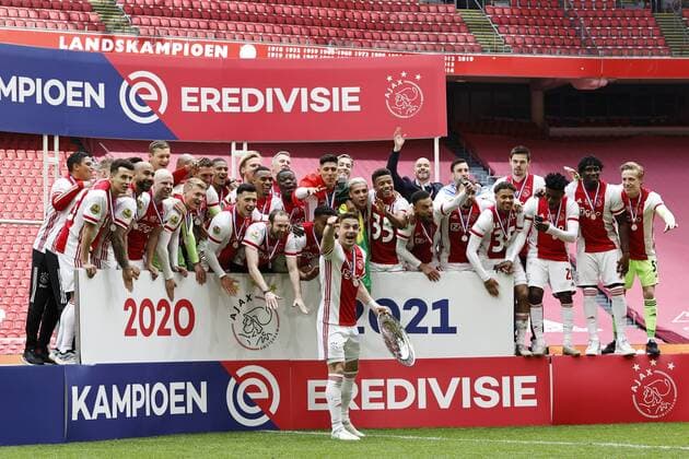 AMSTERDAM - Ajax goalkeeper Maarten Stekelenburg, Jurrien Timber of Ajax, Perr Schuurs of Ajax, Edson Alvarez of Ajax, Sean Klaiber of Ajax, Davy Klaassen of Ajax, David Neres of Ajax, Ryan Gravenberch of Ajax, Oussama Idrissi of Ajax, Dusan Tadic or Ajax, Noussair Mazraoui of Ajax, Devyne Rensch of Ajax, Ajax goalkeeper Kjell Scherpen, Daley Blind of Ajax, Jurgen Ekkelenkamp of Ajax, Zakaria Labyad of Ajax, Mohammed Kudus of Ajax, Lisandro Martinez of Ajax, Sebastien Haller of Ajax, Lassina Traore or Ajax, Kenneth Taylor of Ajax, Brian Brobbey of Ajax, Nico Tagliafico of Ajax, Ajax goalkeeper Dominik Kotarski, Neraysho Kasanwirjo of Ajax, Antony Matheus Dos Santos of Ajax, Quinten Timber of Ajax, Ajax coach Erik ten Hag, Ajax assistant coach Christian Poulsen, Ajax assistant coach Michael Reiziger, Ajax assistant coach Winston Bogarde, Ajax goalkeeper coach Anton Scheutjens with the Dutch Eredivisie trophy, dish, scale during the Dutch Eredivisie match between Ajax Amst erdam and FC Emmen at the Johan Cruijff Arena on May 02, 2021 in Amsterdam, The Netherlands. ANP MAURICE VAN STEEN Dutch Eredivisie 2020 2021 xVIxANPxSportx xxANPxIVx