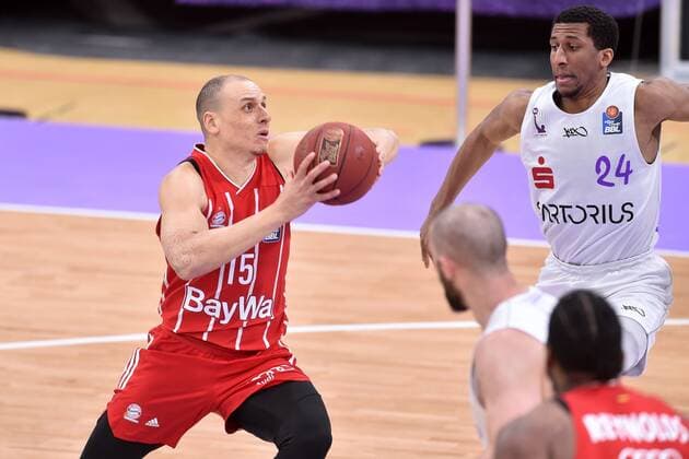 Robin Amaize (FC Bayern Muenchen) (am Ball), Aubrey Dawkins (BG Goettingen) (R) , Basketball, Bundesliga, BBL, BG Goettingen - FC Bayern Muenchen, 02.05.2021, BG Goettingen - FC Bayern Muenchen, Basketball, Bundesliga, GER, BBL, 02.05.2021 Goettingen Copyright: xEibner-Pressefotox-xRolandxSippelx
