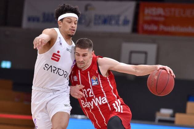 Diego Flaccadori (FC Bayern Muenchen) (am Ball), Nelson Weidemann (BG Goettingen) , Basketball, Bundesliga, BBL, BG Goettingen - FC Bayern Muenchen, 02.05.2021, BG Goettingen - FC Bayern Muenchen, Basketball, Bundesliga, GER, BBL, 02.05.2021 Goettingen Copyright: xEibner-Pressefotox-xRolandxSippelx