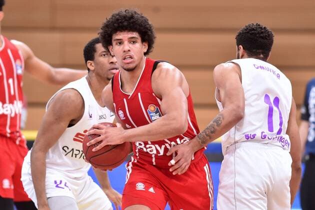 Sasha Grant (FC Bayern Muenchen) (am Ball), Aubrey Dawkins (BG Goettingen) (L, hinten), Marvin Omuvwie (BG Goettingen) , Basketball, Bundesliga, BBL, BG Goettingen - FC Bayern Muenchen, 02.05.2021, BG Goettingen - FC Bayern Muenchen, Basketball, Bundesliga, GER, BBL, 02.05.2021 Goettingen Copyright: xEibner-Pressefotox-xRolandxSippelx