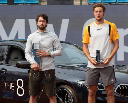 Sieger Nikoloz Basilashvili (GEO) und Finalist Jan-Lennard Struff (GER) halten den Pokal, Trophäe, stehen vor BMW Mi850, Herren Einzel, rSiegerehrung, Praesentation Tennis - BMW Open 2021 - ATP, Tennis Herren - MTTC Iphitos - Munich - - Germany - 2 May 2021. Copyright: xJuergenxHasenkopfx