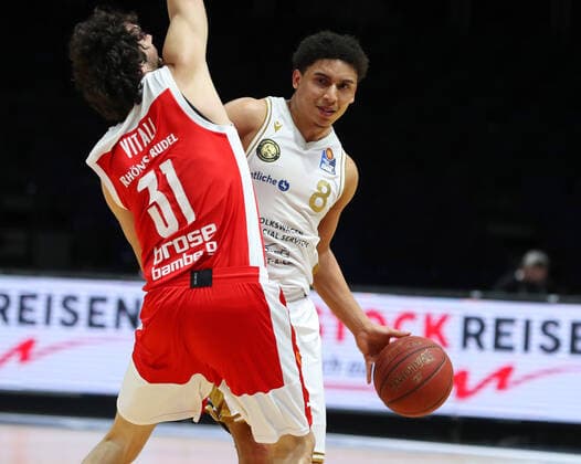 Löwen Braunschweig vs. Bamberg, BBL Braunschweig, 02.05.2021, BASKETBALL - easyCredit BBL Basketball Bundesliga, Löwen Braunschweig vs. Brose Bamberg, Saison 2020 21. Michele Vitali (Brose Bamberg), James Robinson (Löwen Braunschweig) Braunschweig