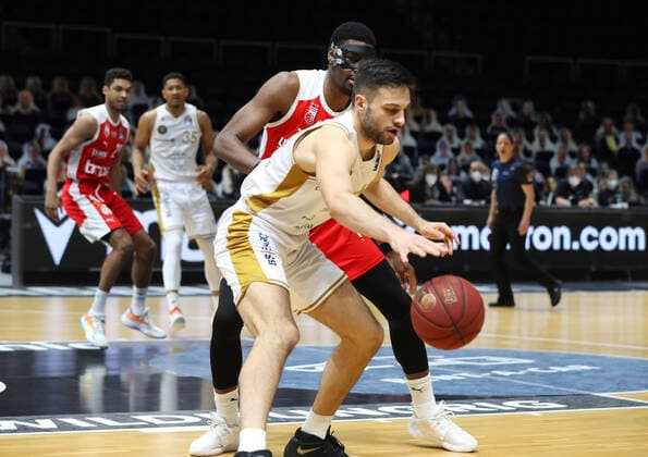 Löwen Braunschweig vs. Bamberg, BBL Braunschweig, 02.05.2021, BASKETBALL - easyCredit BBL Basketball Bundesliga, Löwen Braunschweig vs. Brose Bamberg, Saison 2020 21. Benedikt Turudic (Löwen Braunschweig) , Shevon Thompson (Brose Bamberg) Braunschweig