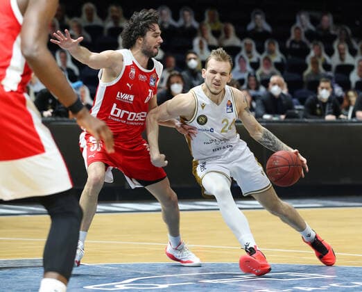 Löwen Braunschweig vs. Bamberg, BBL Braunschweig, 02.05.2021, BASKETBALL - easyCredit BBL Basketball Bundesliga, Löwen Braunschweig vs. Brose Bamberg, Saison 2020 21. Michele Vitali (Brose Bamberg), Amas Velicka (Löwen Braunschweig) Braunschweig