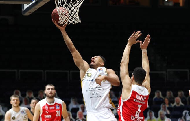 Löwen Braunschweig vs. Bamberg, BBL Braunschweig, 02.05.2021, BASKETBALL - easyCredit BBL Basketball Bundesliga, Löwen Braunschweig vs. Brose Bamberg, Saison 2020 21. Karim Jallow (Löwen Braunschweig) , Dominic Lockhart (Brose Bamberg) Braunschweig