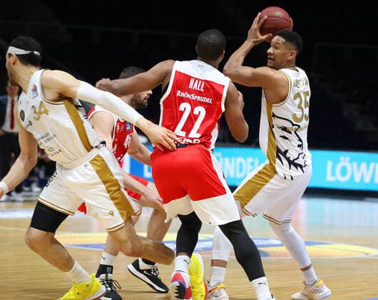 Löwen Braunschweig vs. Bamberg, BBL Braunschweig, 02.05.2021, BASKETBALL - easyCredit BBL Basketball Bundesliga, Löwen Braunschweig vs. Brose Bamberg, Saison 2020 21. Gavin Schilling (Löwen Braunschweig) , Devon Hall (Brose Bamberg), Karim Jallow (Löwen Braunschweig) Braunschweig