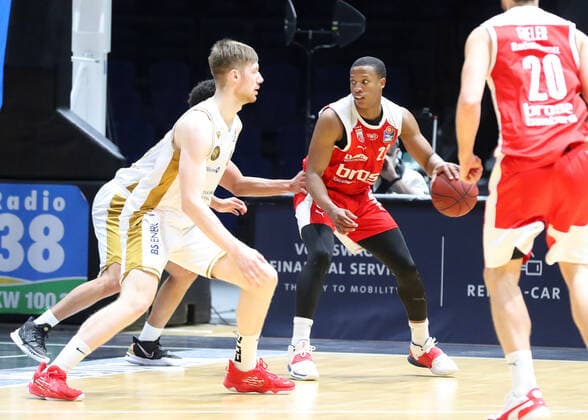Löwen Braunschweig vs. Bamberg, BBL Braunschweig, 02.05.2021, BASKETBALL - easyCredit BBL Basketball Bundesliga, Löwen Braunschweig vs. Brose Bamberg, Saison 2020 21. Luc van Slooten (Löwen Braunschweig), Devon Hall (Brose Bamberg) Braunschweig