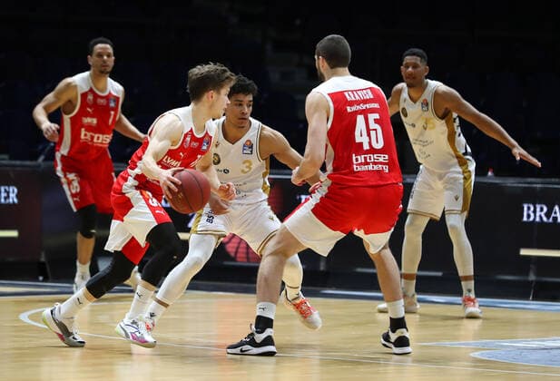 Löwen Braunschweig vs. Bamberg, BBL Braunschweig, 02.05.2021, BASKETBALL - easyCredit BBL Basketball Bundesliga, Löwen Braunschweig vs. Brose Bamberg, Saison 2020 21. Bennet Hundt (Brose Bamberg), Garai Zeeb (Löwen Braunschweig) , David Kravish (Brose Bamberg) Braunschweig