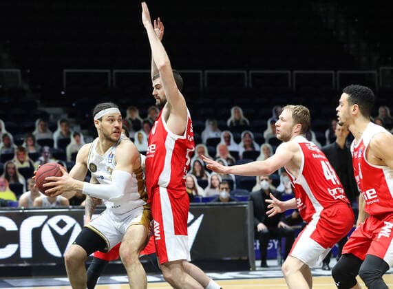 Löwen Braunschweig vs. Bamberg, BBL Braunschweig, 02.05.2021, BASKETBALL - easyCredit BBL Basketball Bundesliga, Löwen Braunschweig vs. Brose Bamberg, Saison 2020 21.Gavin Schilling (Löwen Braunschweig), David Kravish (Brose Bamberg) Braunschweig