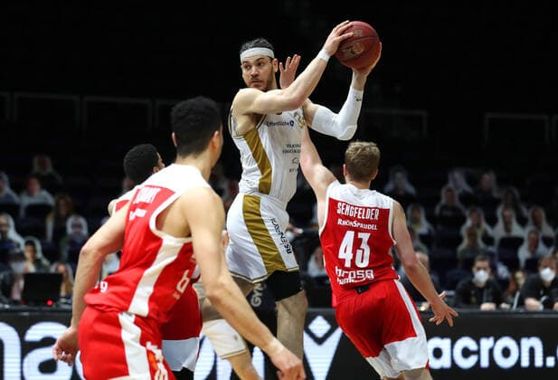 Löwen Braunschweig vs. Bamberg, BBL Braunschweig, 02.05.2021, BASKETBALL - easyCredit BBL Basketball Bundesliga, Löwen Braunschweig vs. Brose Bamberg, Saison 2020 21. Gavin Schilling (Löwen Braunschweig), Christian Sengfelder (Brose Bamberg) Braunschweig