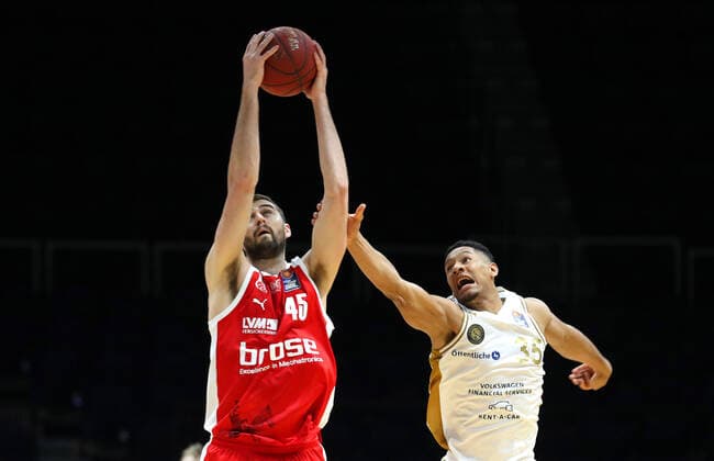 Löwen Braunschweig vs. Bamberg, BBL Braunschweig, 02.05.2021, BASKETBALL - easyCredit BBL Basketball Bundesliga, Löwen Braunschweig vs. Brose Bamberg, Saison 2020 21. David Kravish (Brose Bamberg), Karim Jallow (Löwen Braunschweig) Braunschweig
